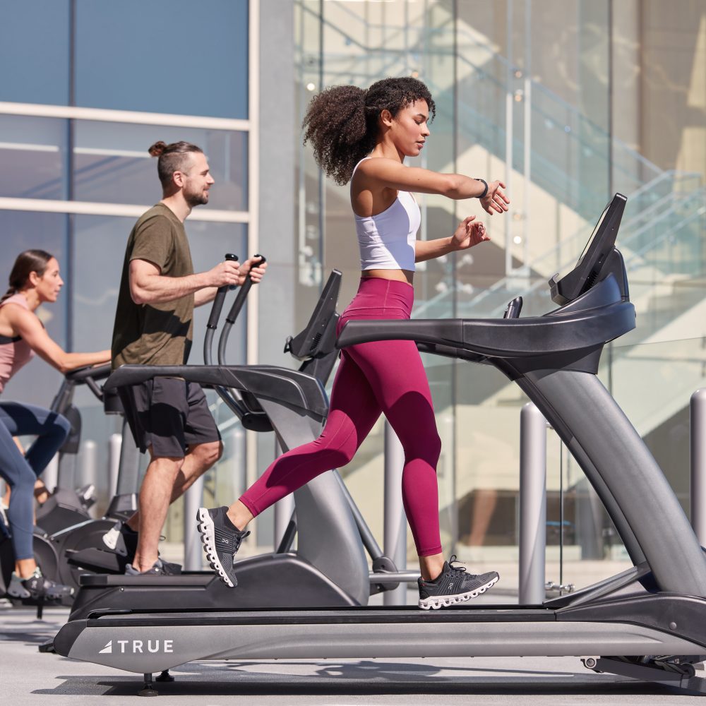 Utilização de equipamento de fitness comercial num dos nossos mercados comerciais.