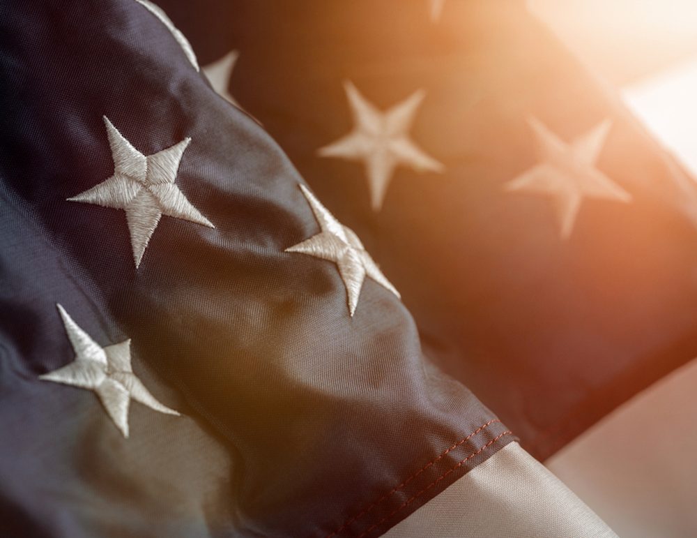 La estrella de la bandera estadounidense muestra el apoyo de TRUE a las necesidades militares y gubernamentales.